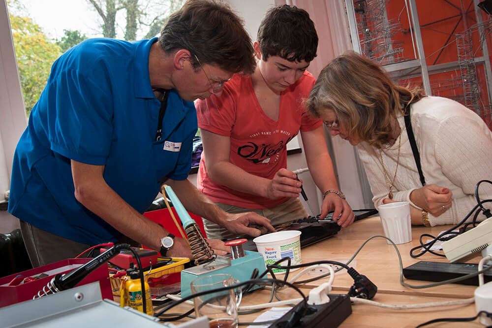 Pourquoi un Repair Café ? Nous autres, Européens, jetons énormément, également ce qui est à peine abîmé et serait parfaitement utilisable après une simple réparation. Mais pour nombre d’entre-nous, réparer n’est plus chose normale. Surtout les générations plus jeunes ne savent plus comment faire. Le savoir-faire en réparation est en train de disparaître rapidement. Cette perte est une menace pour un avenir durable et pour l’économie circulaire.  Voilà pourquoi on a le Repair Café ! Les personnes qui ont la connaissance de la réparation sont appréciées comme elles le méritent. Les tours de main précieux sont transférés. Les objets remis en état sont plus longtemps utilisables et ne sont plus jetés, réduisant la consommation de matières premières et de l’énergie nécessaires à la fabrication de nouveaux produits. Ce qui réduit aussi les émissions de CO2. Car fabriquer de nouveaux produits – et leur recyclage – produit du CO2.