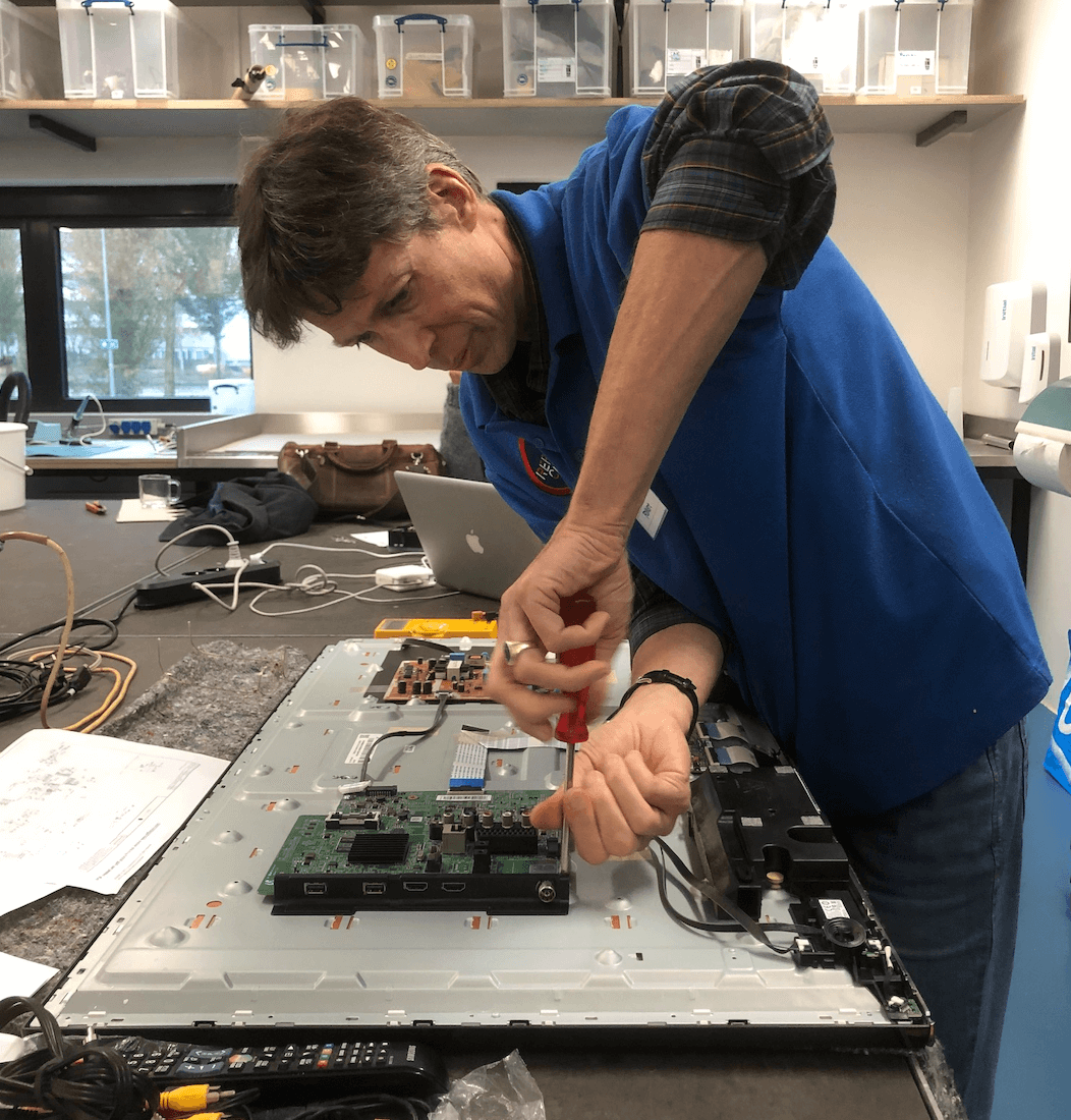 Repairing televisions Repaircafe